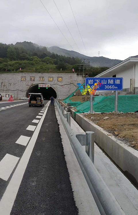 福建龍巖巖下山隧道<a href=http://szskyline.com/gsgl/xsp/315.html target=_blank class=infotextkey>龍門架顯示屏</a>2.jpg