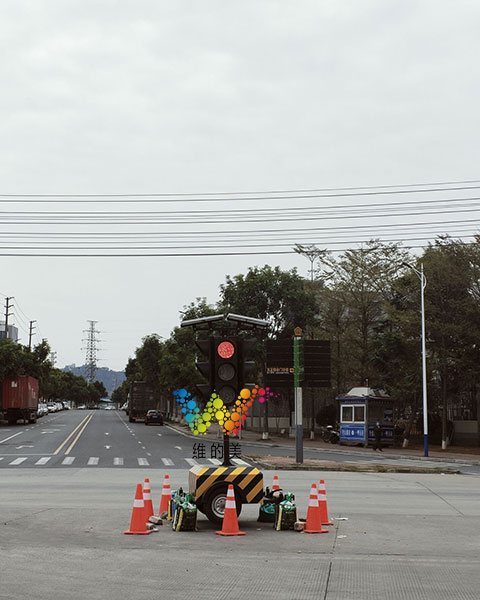 東莞鳳崗交警大隊大型<a href=http://szskyline.com/jtxh/yd/ target=_blank class=infotextkey>移動紅綠燈</a>1.jpg