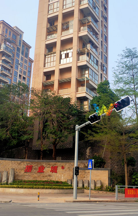 深圳橫崗深峰路<a href=http://szskyline.com/ target=_blank class=infotextkey>交通信號燈</a>改造1.jpg