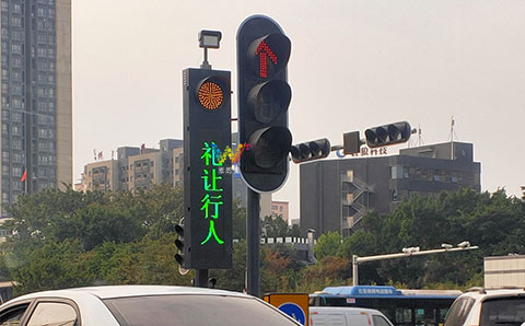 右轉車道<a href=http://szskyline.com/gsgl/xsp/437.html target=_blank class=infotextkey>禮讓行人顯示屏</a>-3.jpg